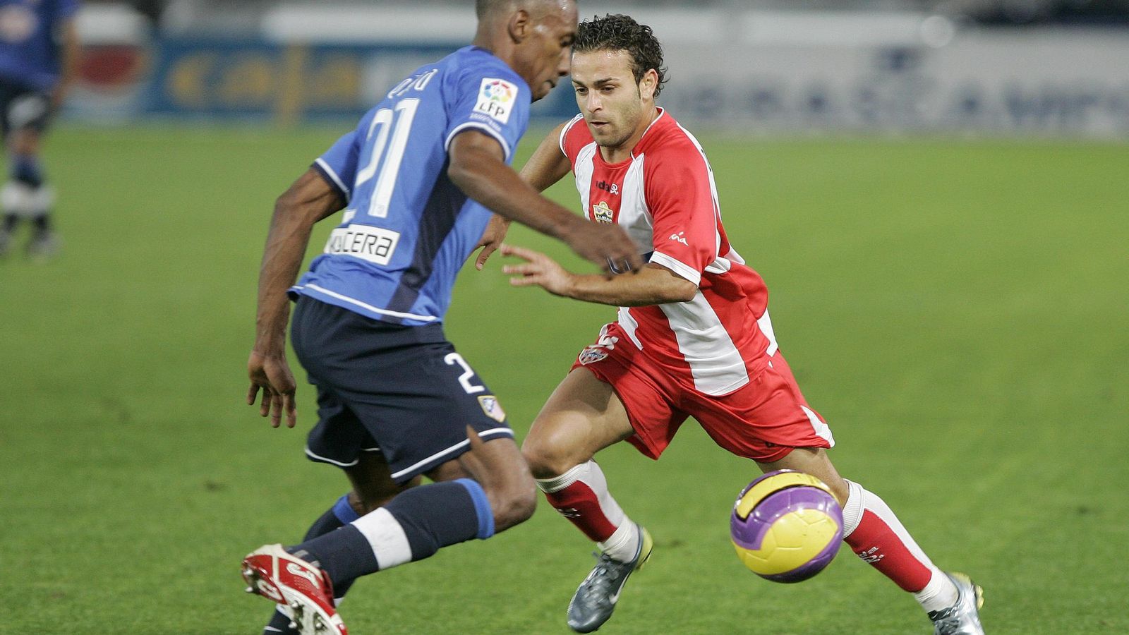 Crusat ante Perea, en un partido con la UDA frente al Atlético de Madrid.