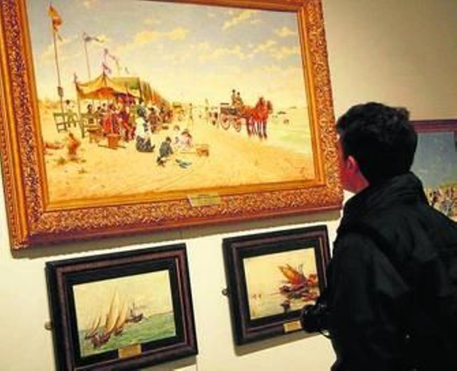 Mariano Bellver ante la obra 'Fiesta en la azotea', de González Santos.