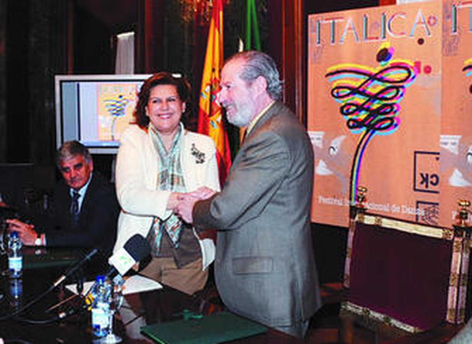 El presidente de la Diputación y la consejera de Cultura en la presentación del Festival de Itálica.
