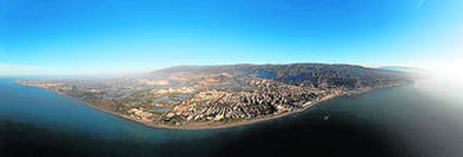 El rector de la UAL y Clemente García observan un panel de la exposición.