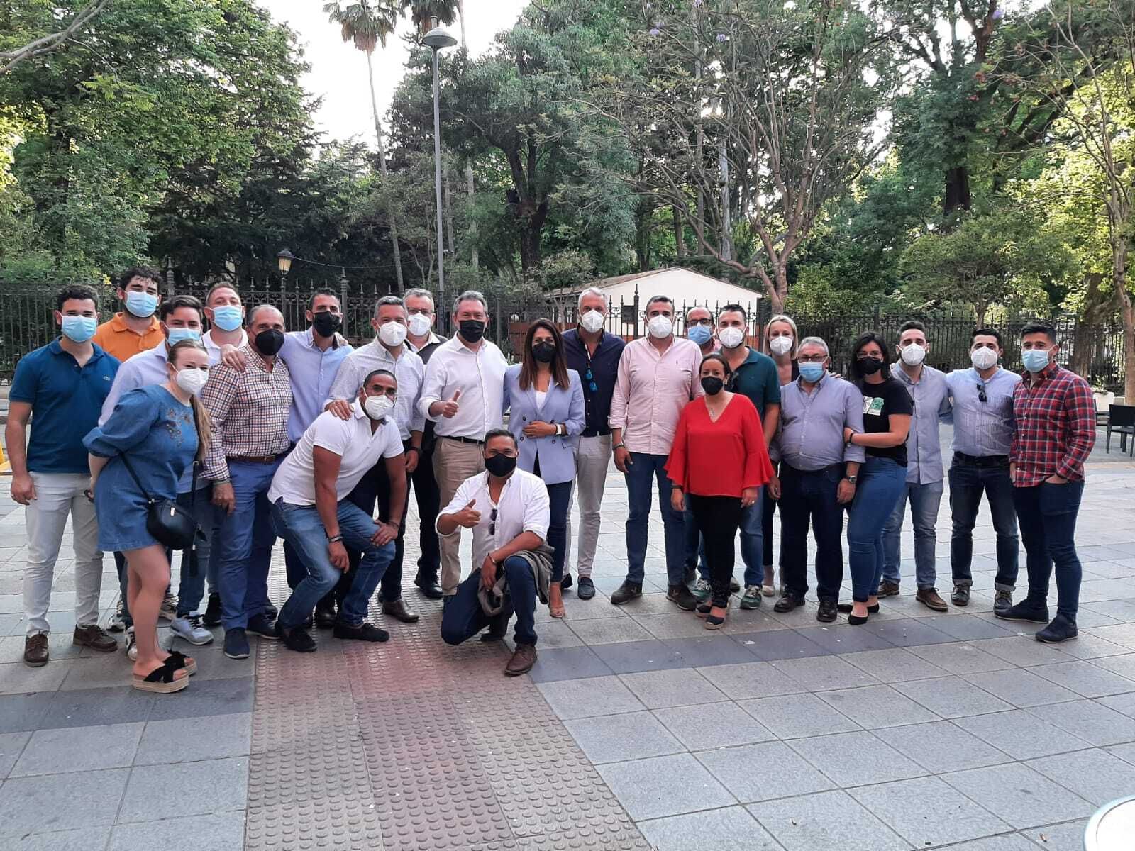 Fotos de Juan Espadas con simpatizantes del Psoe en Algeciras