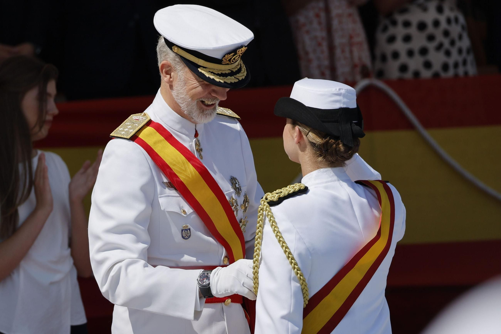 La princesa Leonor termina su formación en la Armada recibiendo de manos de su padre la Cruz al Mérito Naval