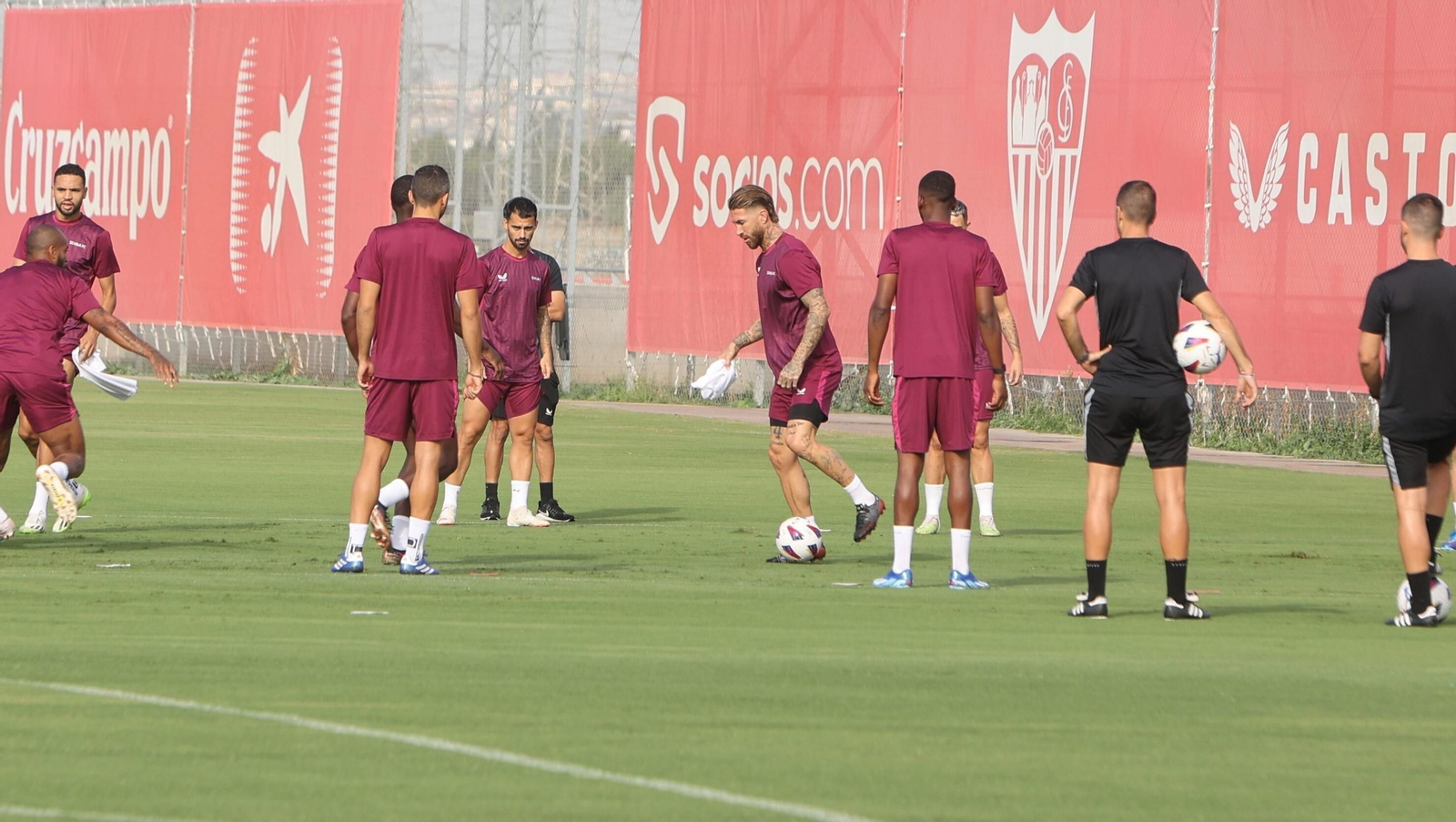 Sergio Ramos, en el centro de un rondo de calentamiento en la sesión de ayer.