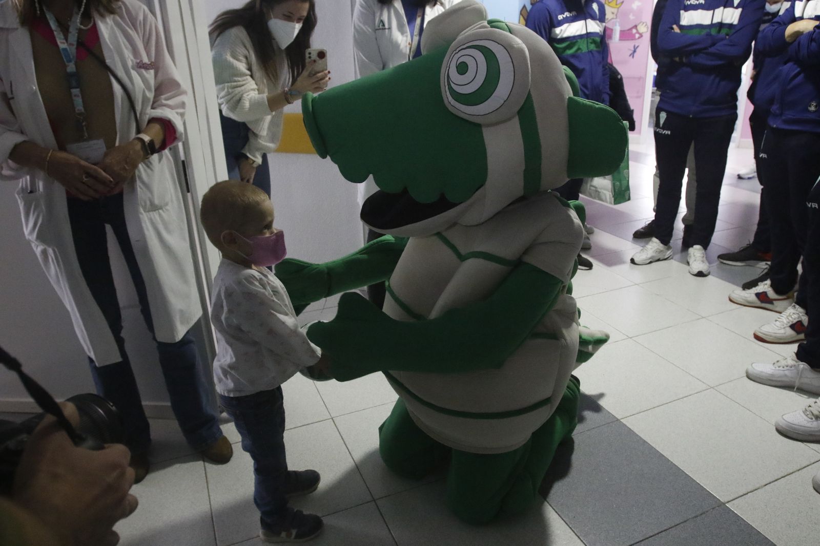 La visita del Córdoba CF al Hospital Reina Sofía, en imágenes