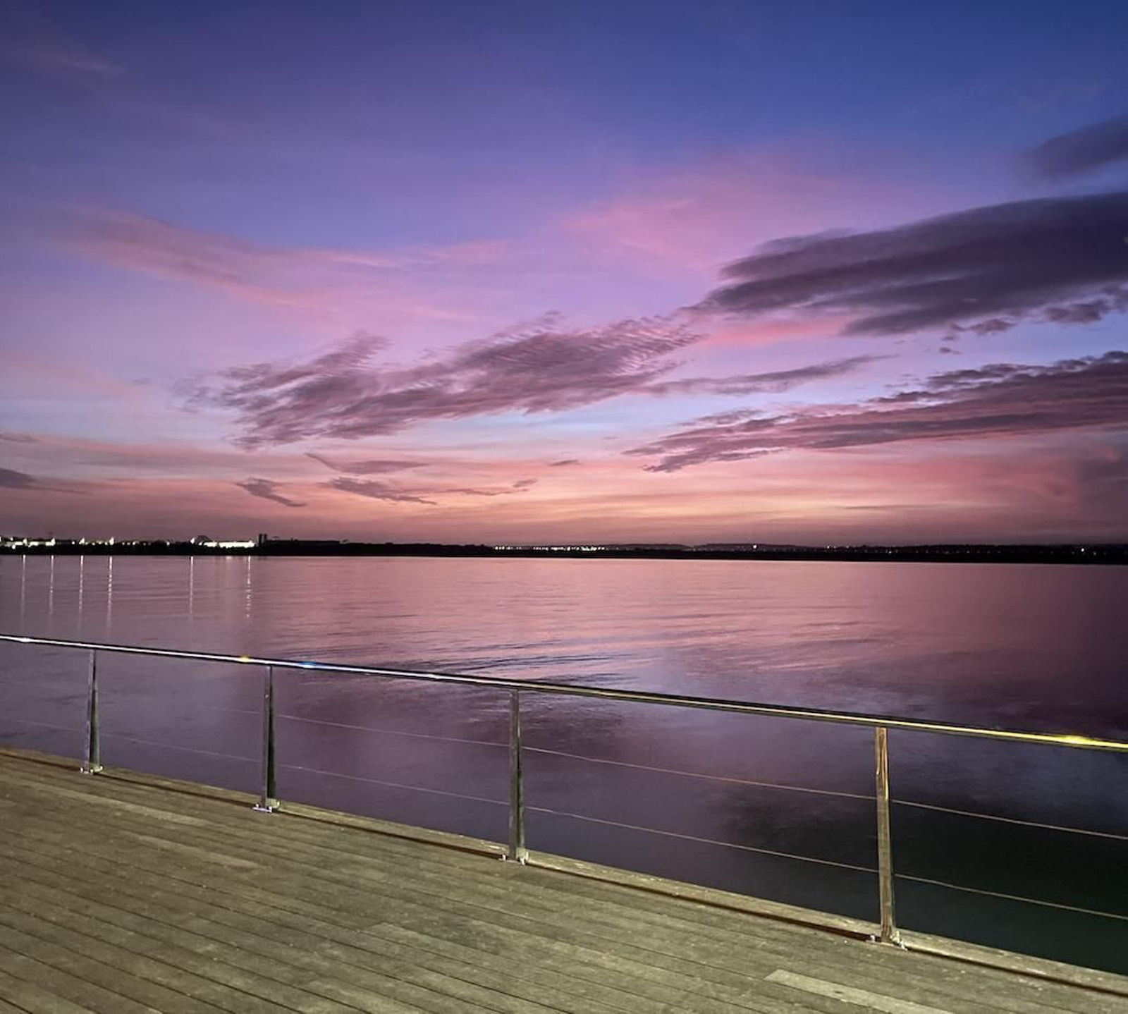 Atardecer en el nuevo paseo del Muelle de Portugal