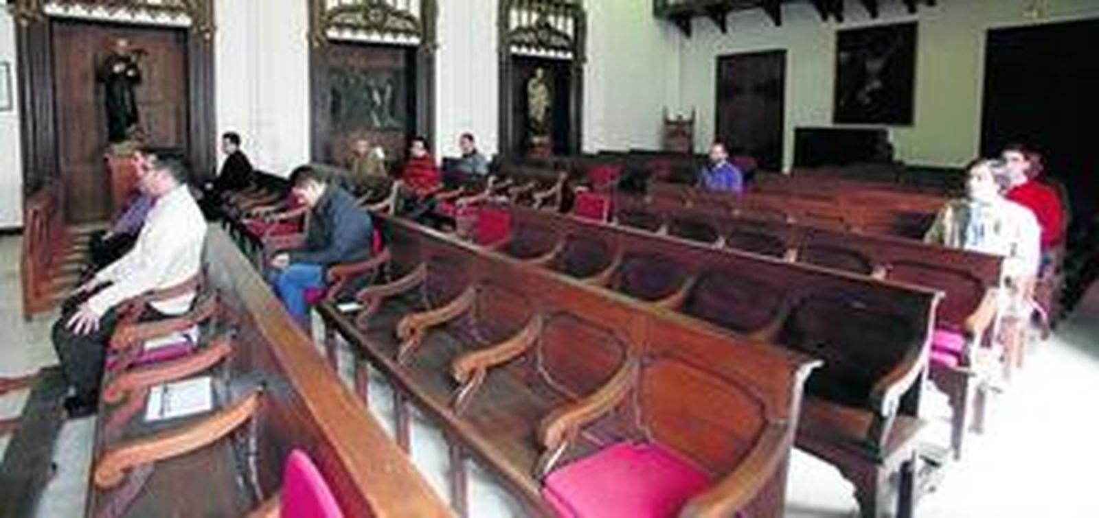 Los seminaristas que se forman actualmente en San Bartolomé, durante uno de los momentos diarios que ocupan en su oración personal y en otros cultos en la capilla del edificio.