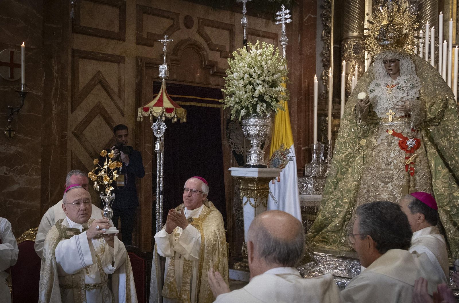 La entrega de la Rosa de Oro a la Virgen de la Macarena, todas las fotos