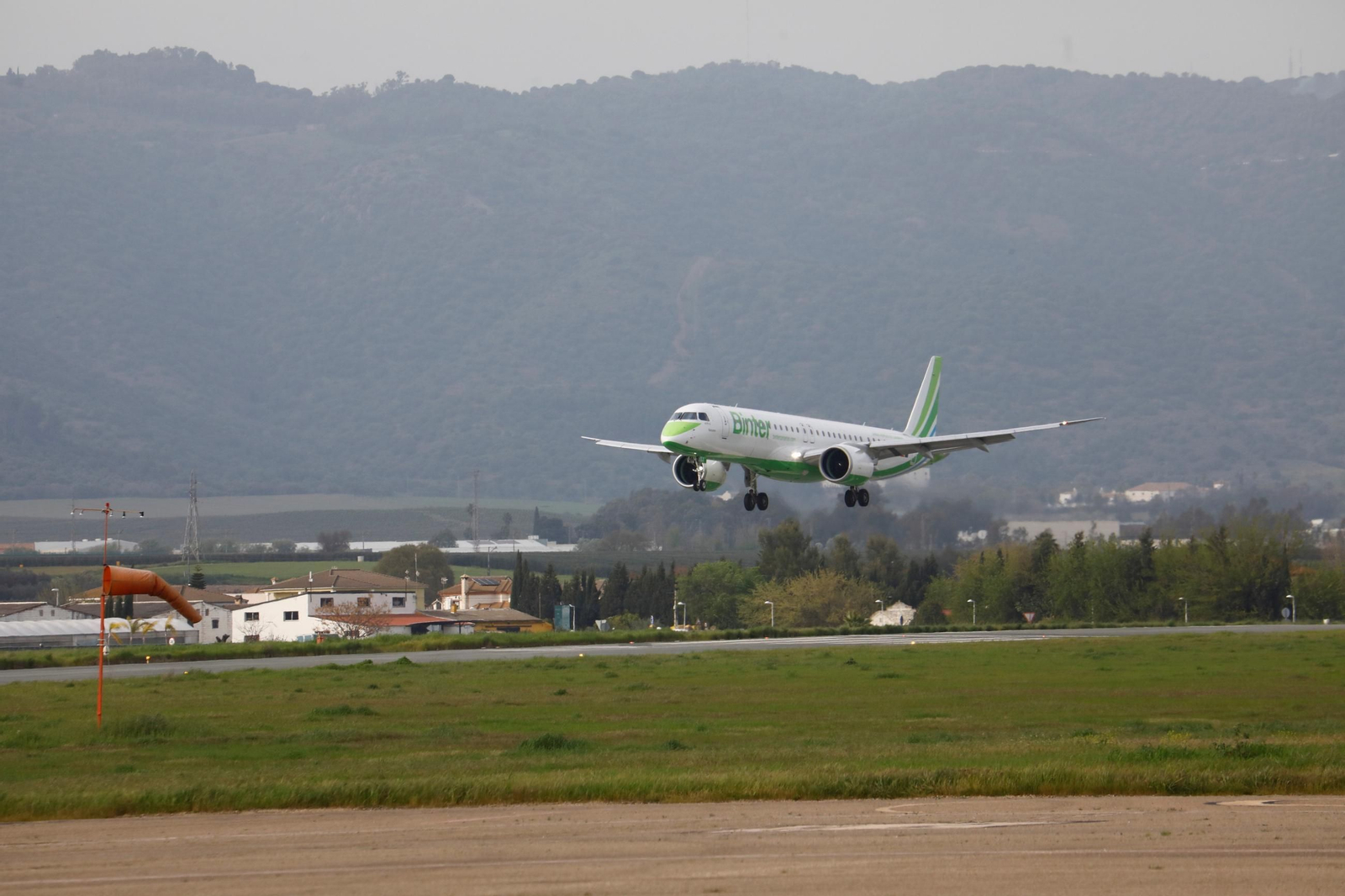 El aeropuerto de Córdoba recibe el primer vuelo de Binter desde Canarias, en imágenes