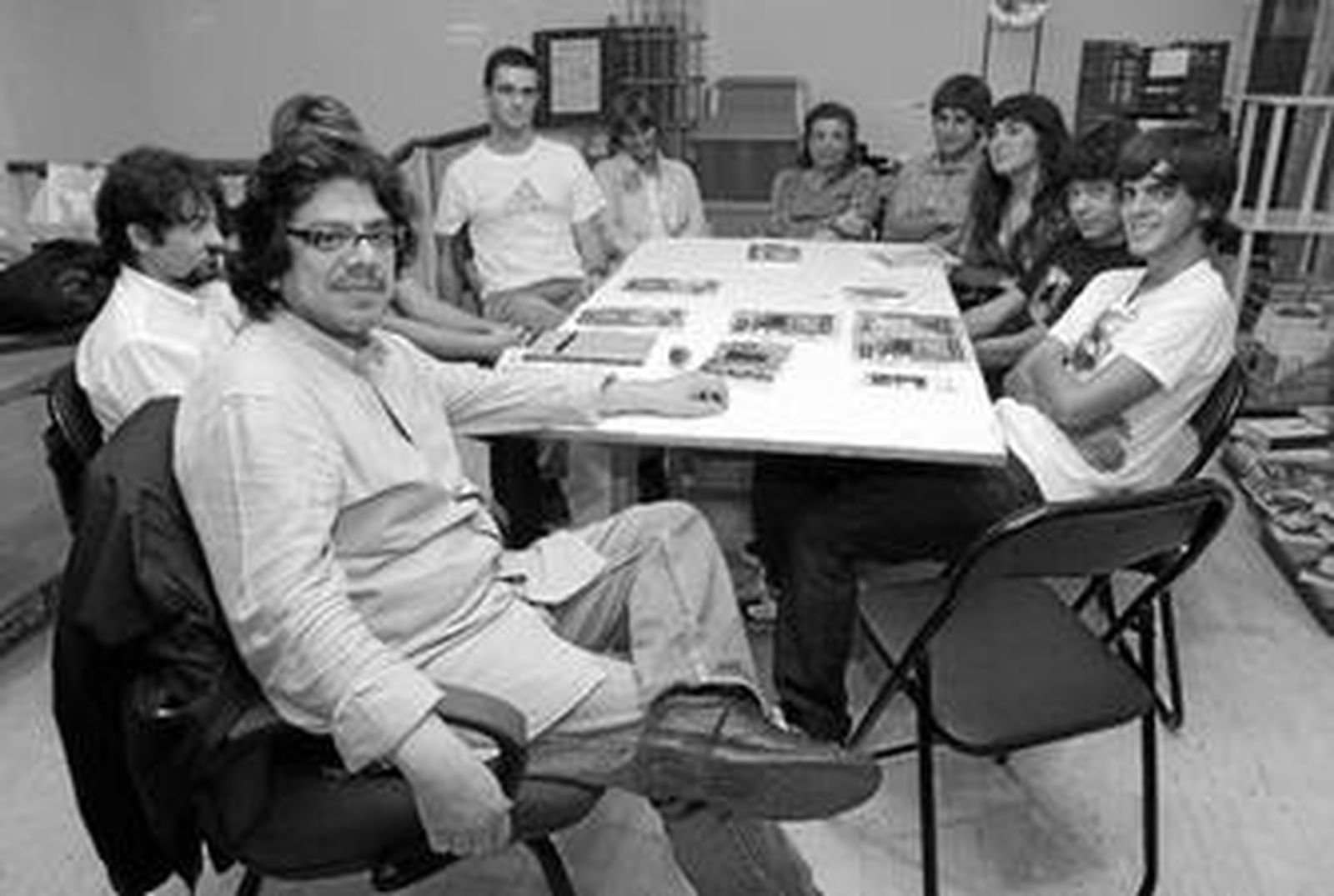 Fernando Iwasaki, ayer, en la librería Luces junto a un grupo de jóvenes del club de lectura.