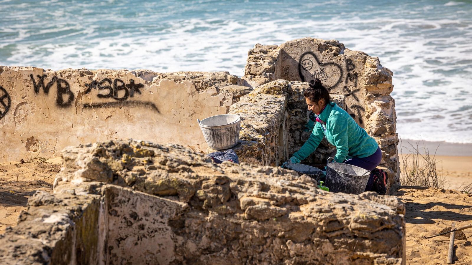Una de las arqueólogas trabajando en la recuperación de la antigua batería costera de Las Arenillas, declarada Bien de Interés Cultural (BIC).