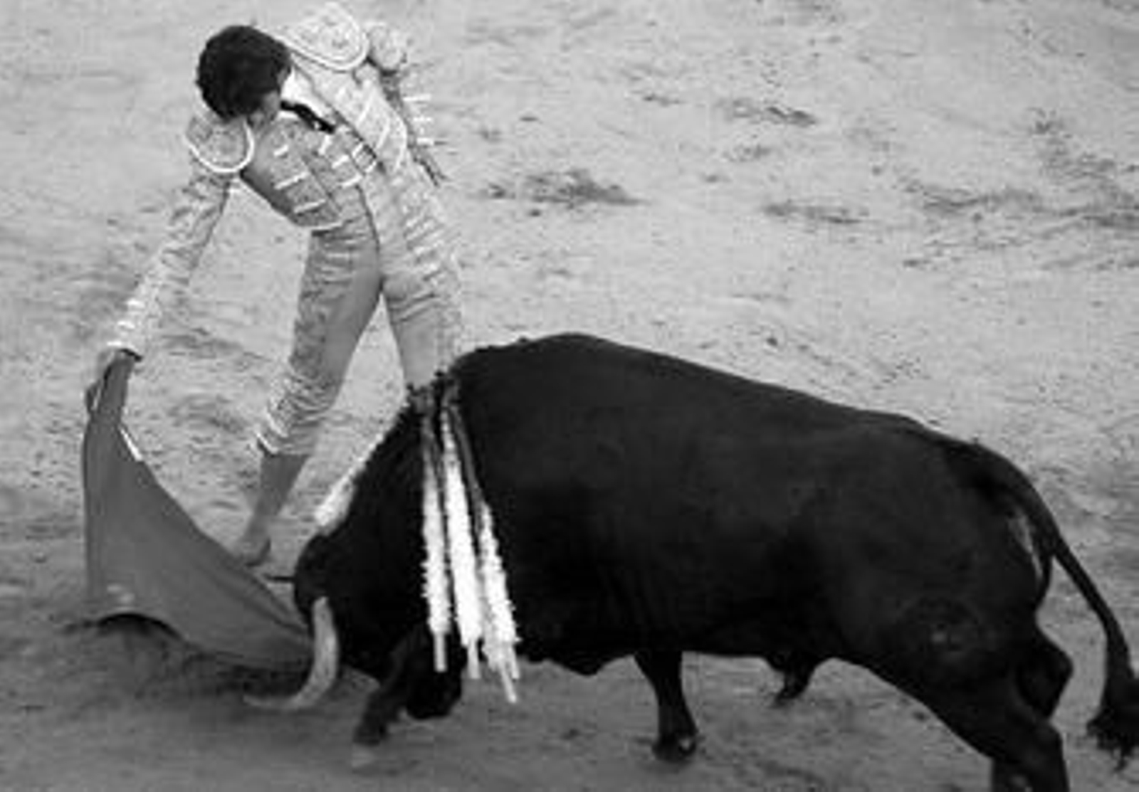 Sebastián Castella en la plaza caleña de Cañaveralejo, pasando de muleta al humillado toro de su triunfo.