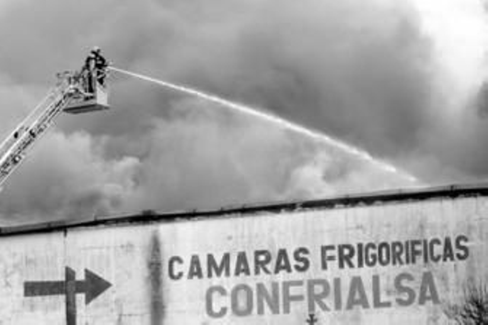 Un bombero apaga el fuego de una de las naves incendiadas, ayer, en Los Pastores. Un bombero apaga el fuego de una de las naves incendiadas, ayer, en Los Pastores.