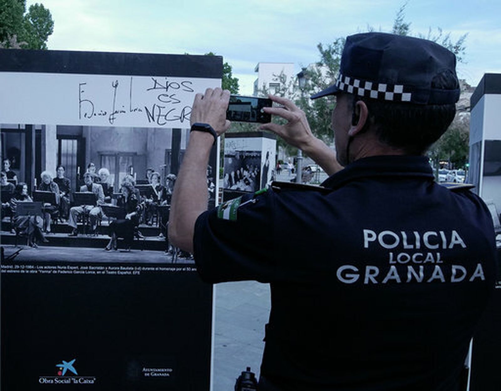 Pintadas antisistema en la exposición de Lorca en la Fuente de las Batallas
