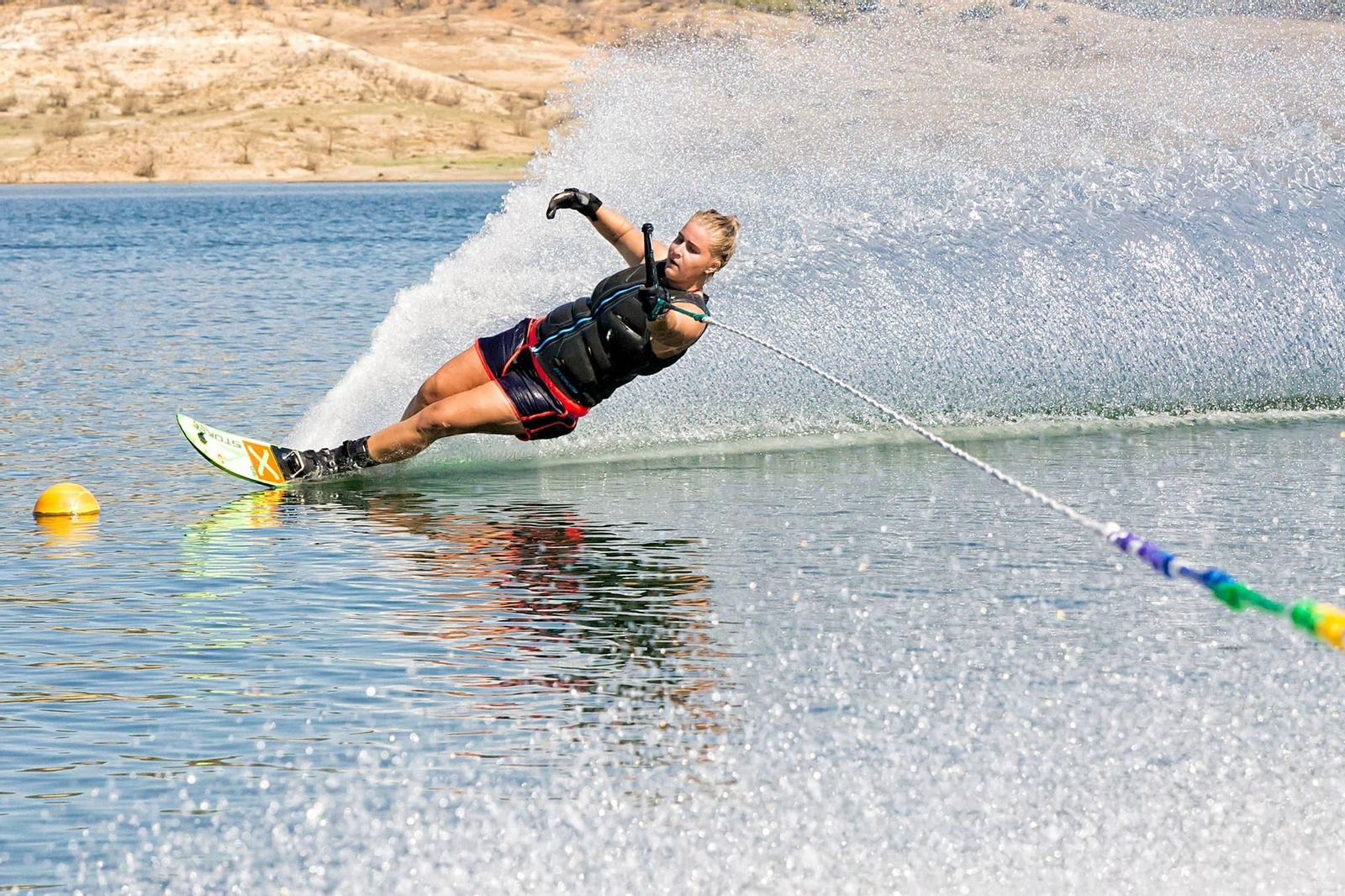 Practicar esquí acuático en el embalse de La Breña