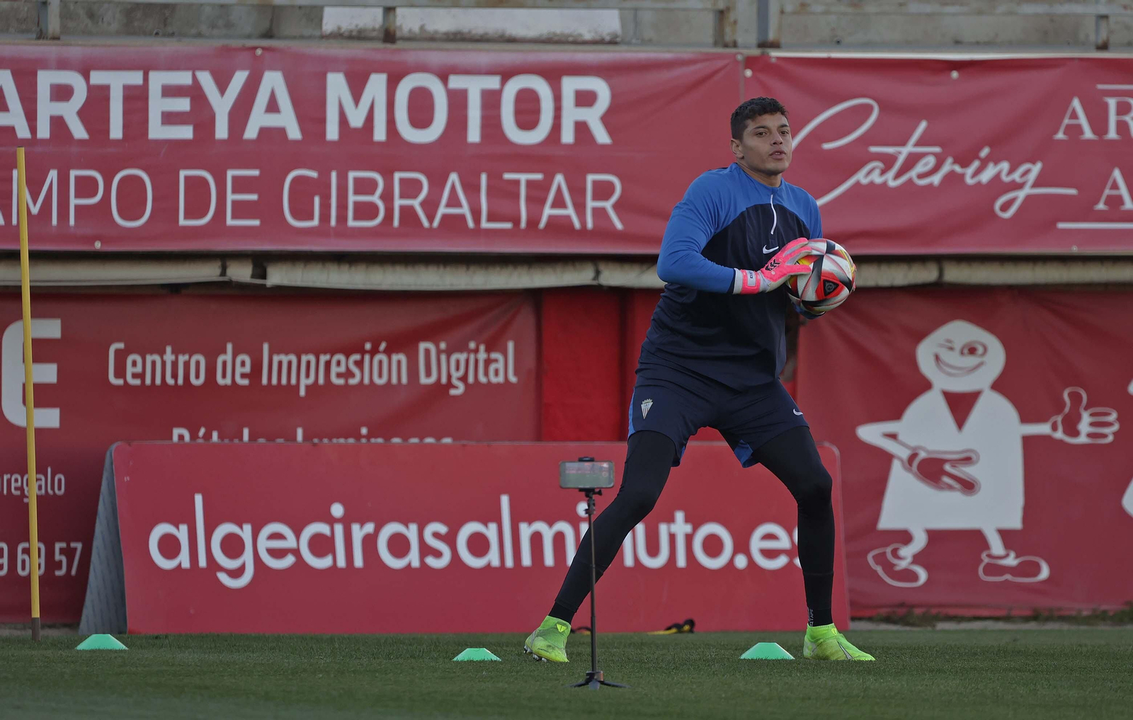 La vuelta a los entrenamientos del Algeciras después del descanso de Navidad, en imágenes