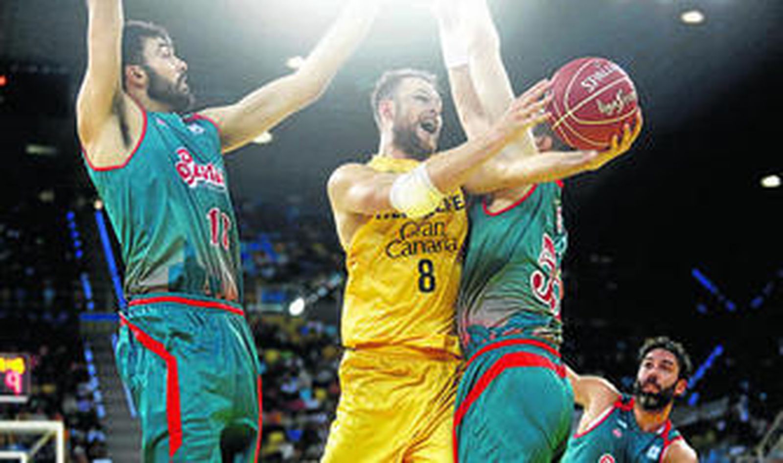 Newley trata de finalizar una penetración ante Oriola y Slokar.