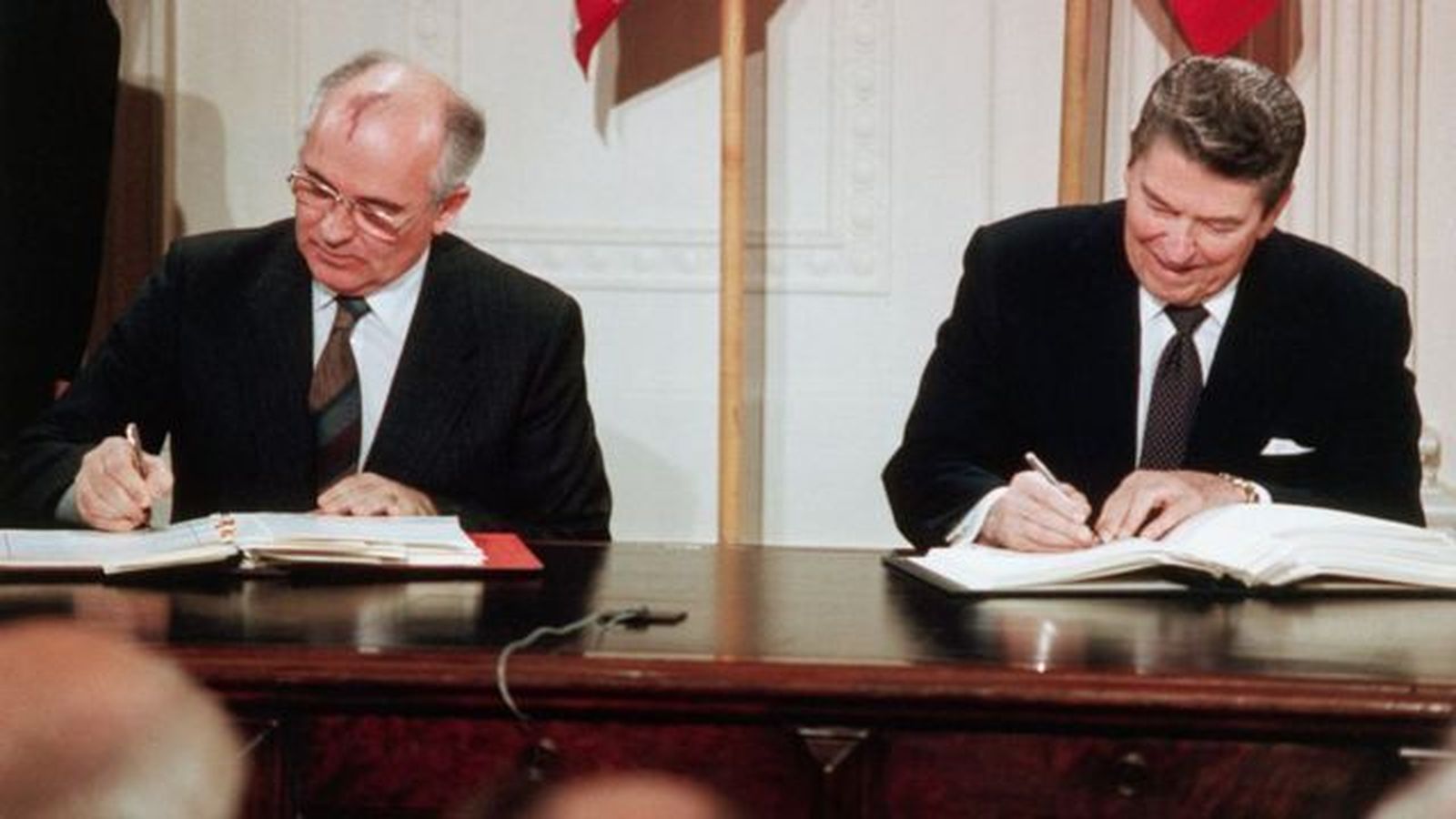 Gorbachov y Reagan en la firma de los convenios pada la reducción del armamento nuclear