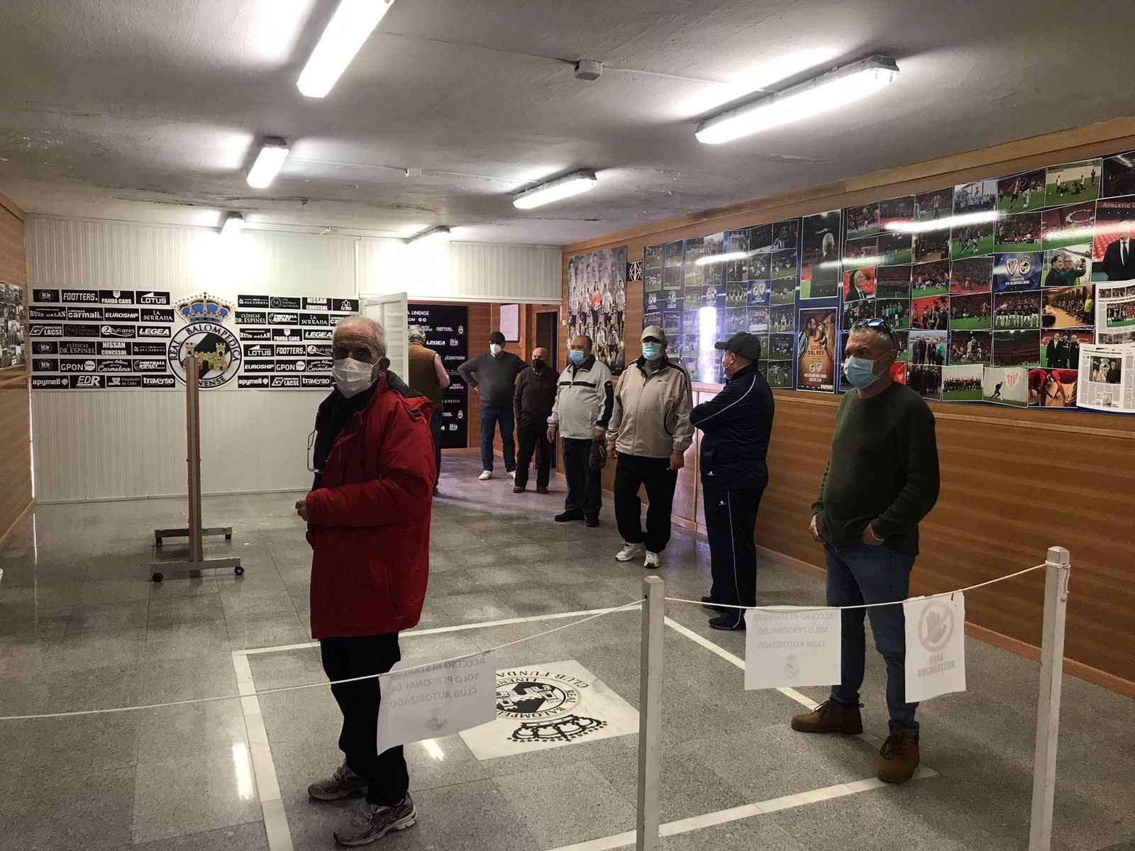 Aficionados hacen cola a las puertas de las oficinas de la Balompédica