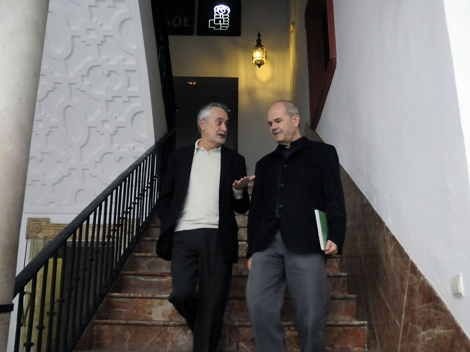 José Antonio Griñán y Manuel Chaves bajan por las escaleras de la sede del PSOE andaluz.