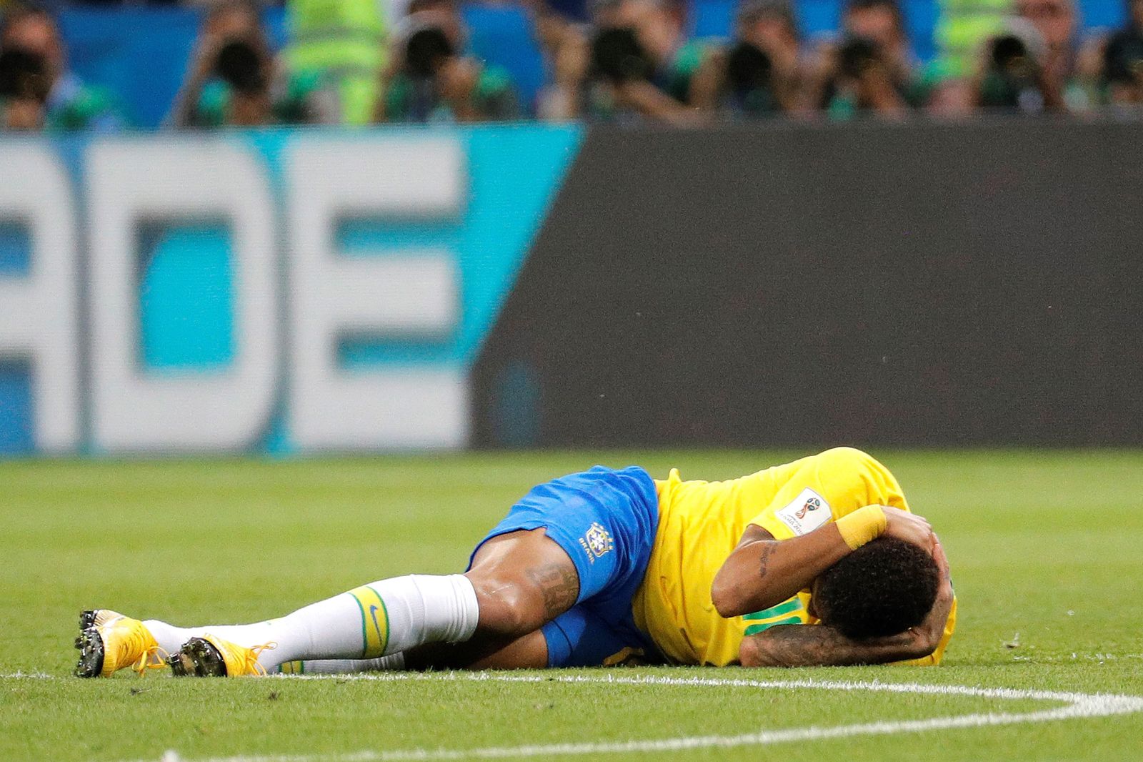 Neymar se duele en el suelo