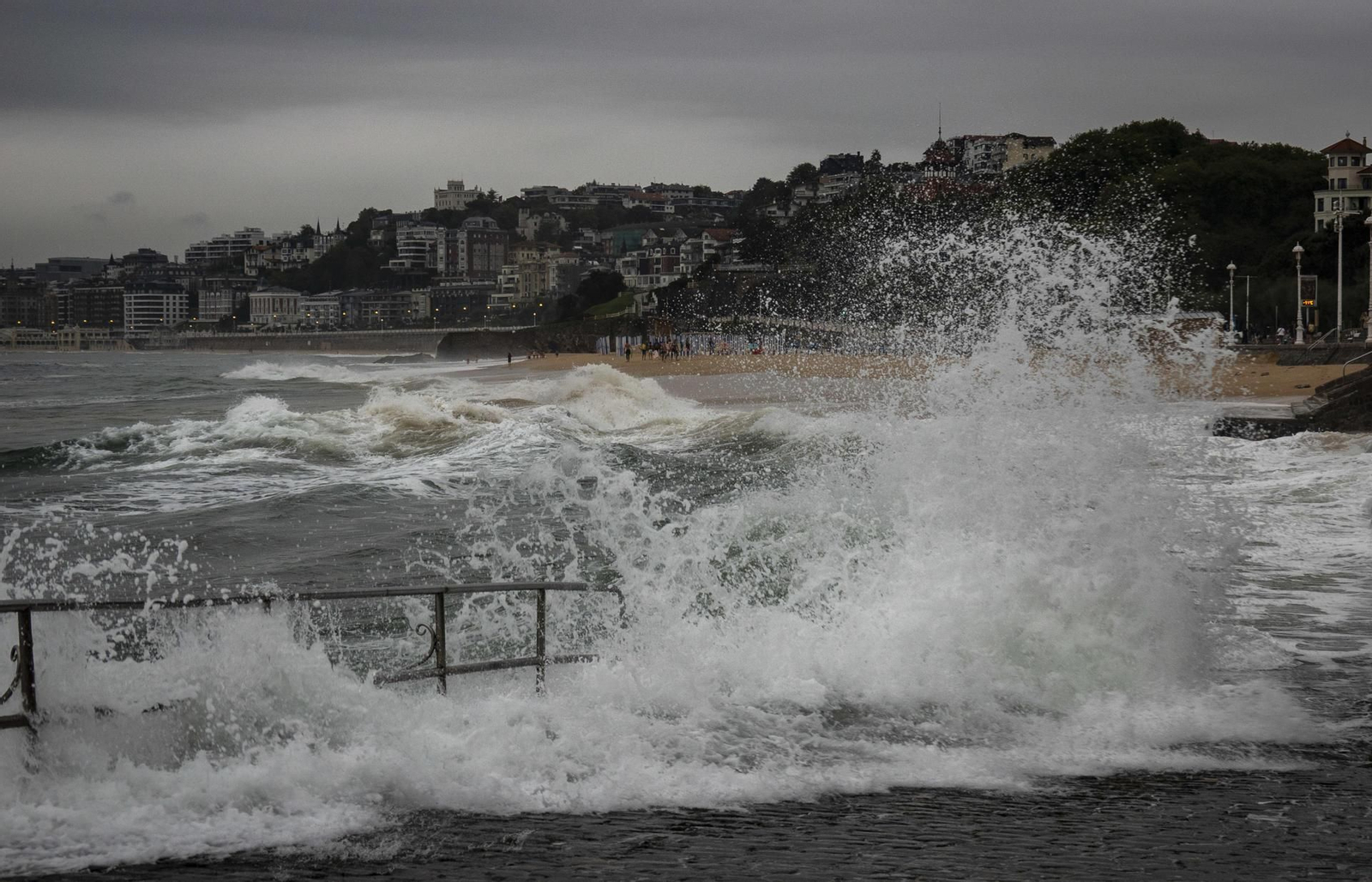 Vista del acceso a la playa de Ondarreta de San Sebastián en una jornada de mucho viento.