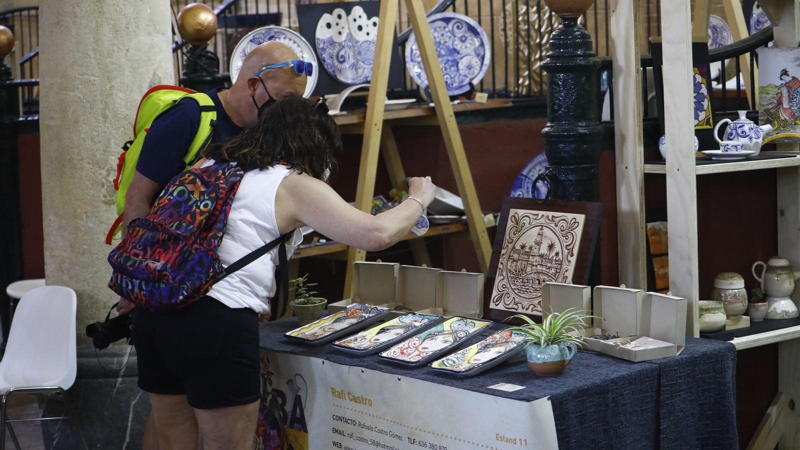 Visitantes en la exposición este viernes.