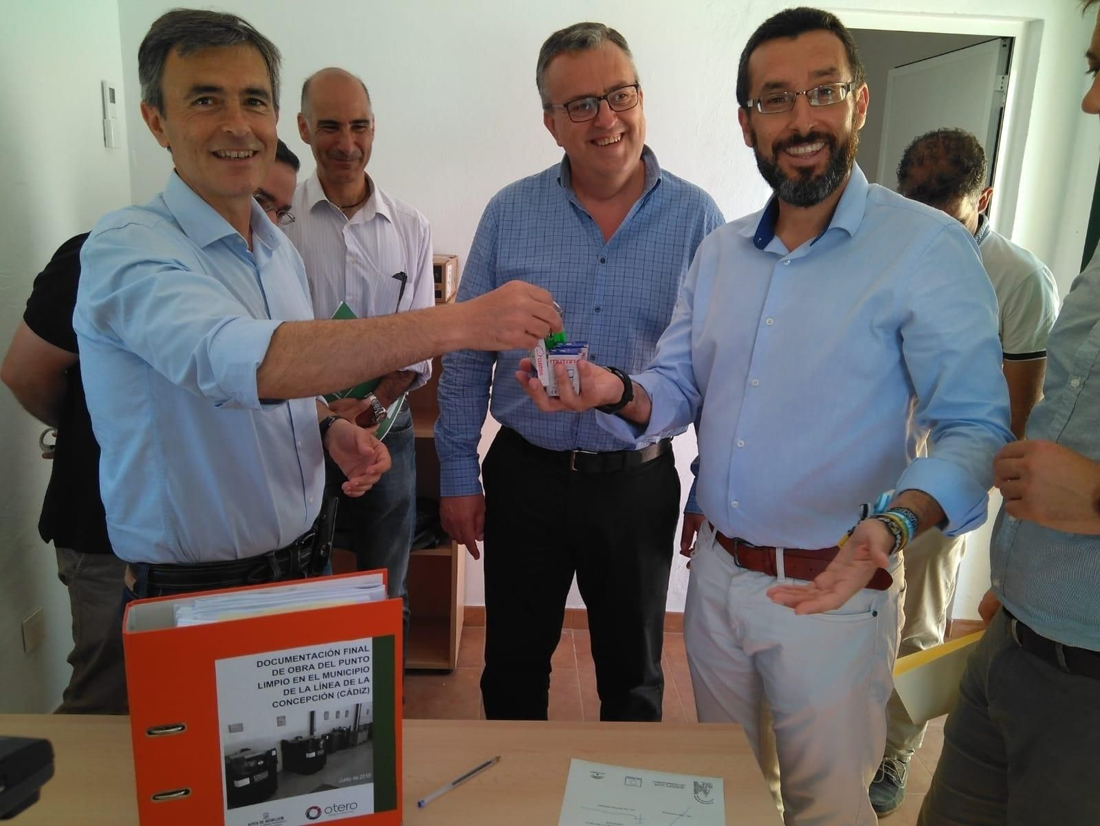 El delegado territorial de Medio Ambiente, Ángel Acuña, entrega las llaves del centro al alcalde linense, Juan Franco.