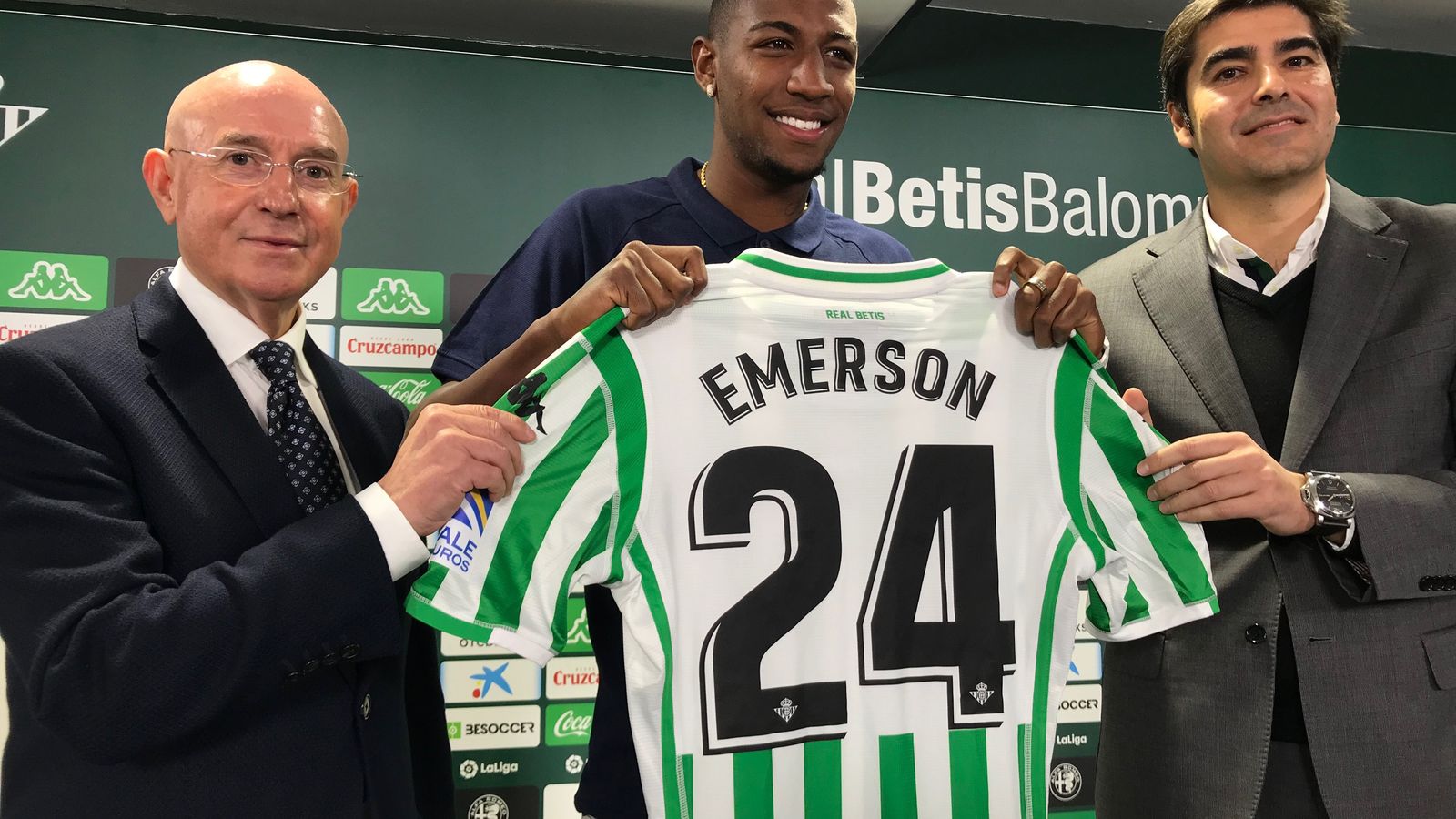 Serra ferrer y Haro con Emerson en su presentación como jugador del Betis.