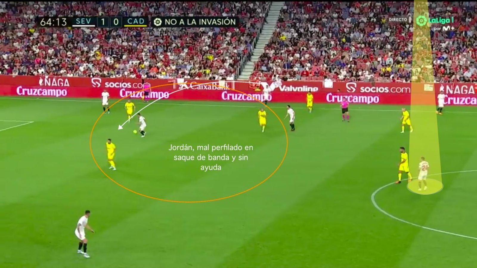 Líneas de pase cerradas en la jugada de la falta del gol del Cádiz.