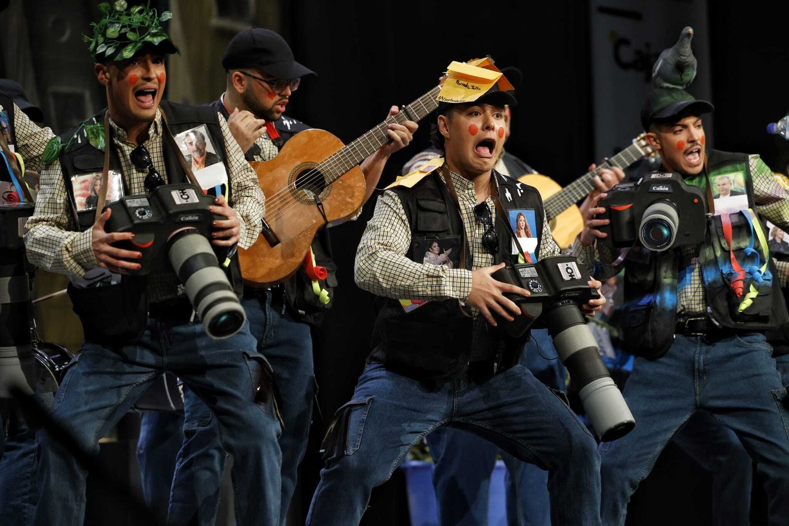 Chirigota 'El que la sigue la consigue'.