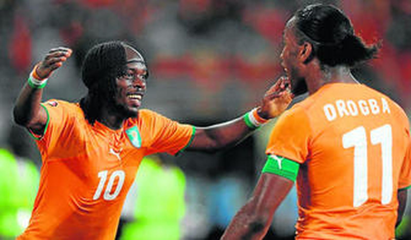 Gervinho se dirige hacia Drogba en la celebración del primer tanto de Costa de Marfil ante Ghana.