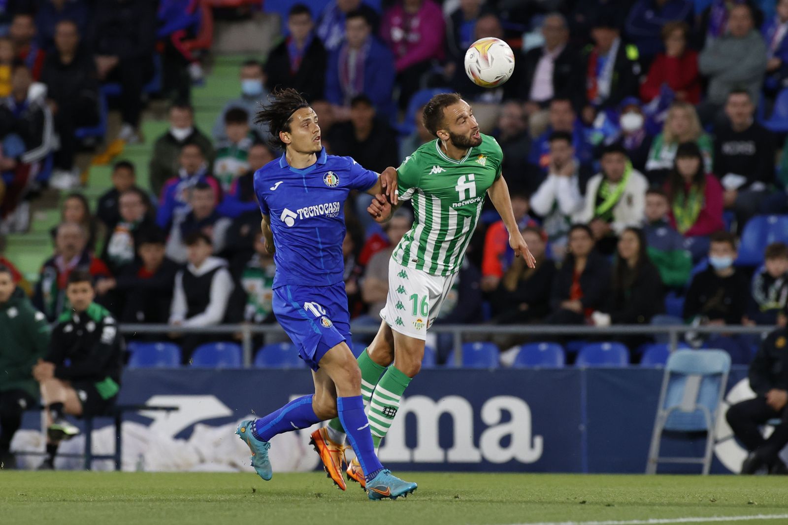 Pezzella, en un lance con Enes Ünal.