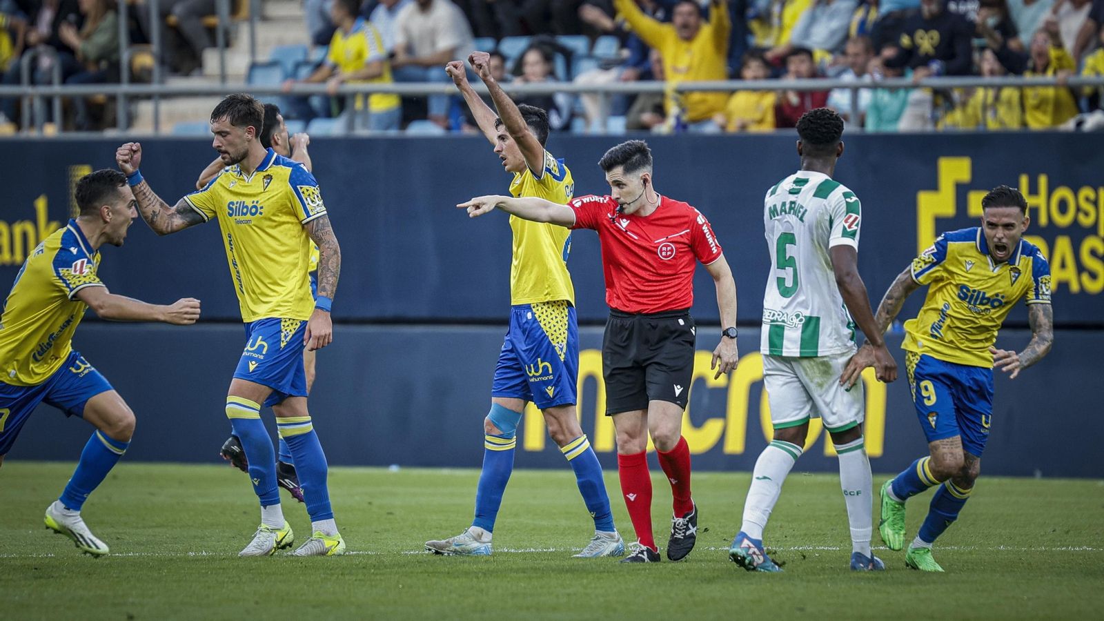 Fuentes Molina señala gol en la acción del 2-0 en el Cádiz - Córdoba CF.