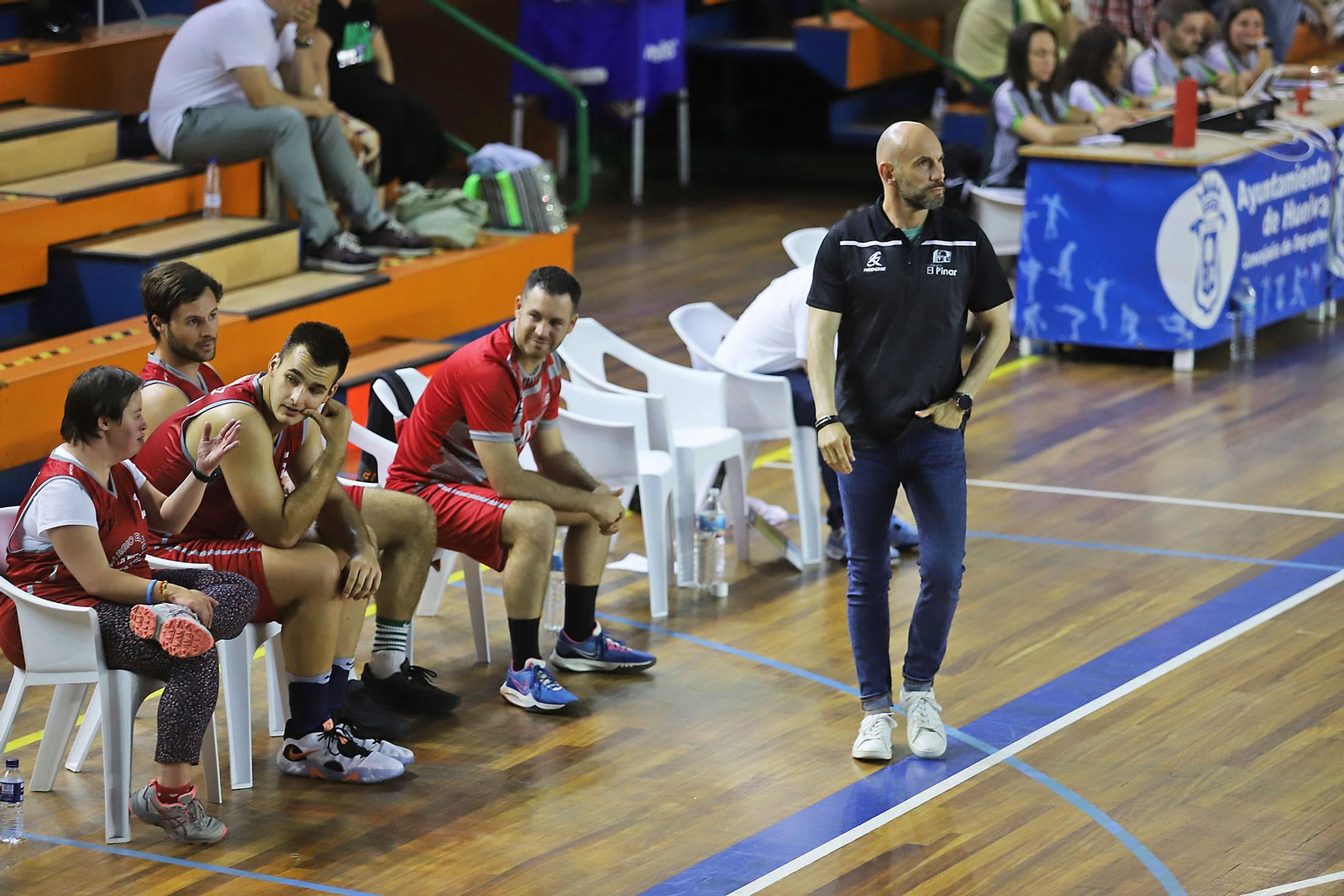 Imágenes del partido de baloncesto entre el Ciudad de Huelva y el Colegio El Pinar.