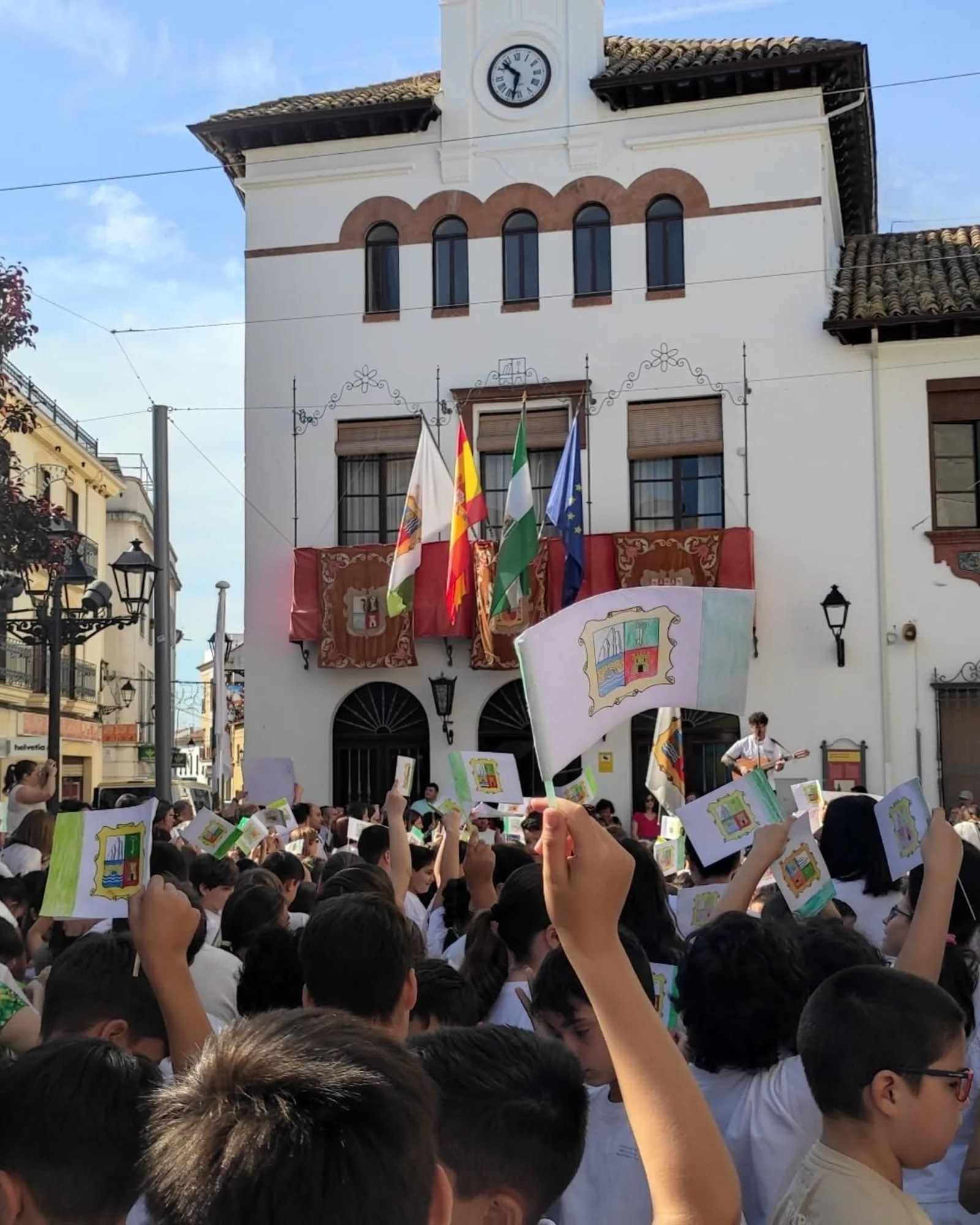 Marmolejo celebra su independencia con la interpretación de su himno, en imágenes