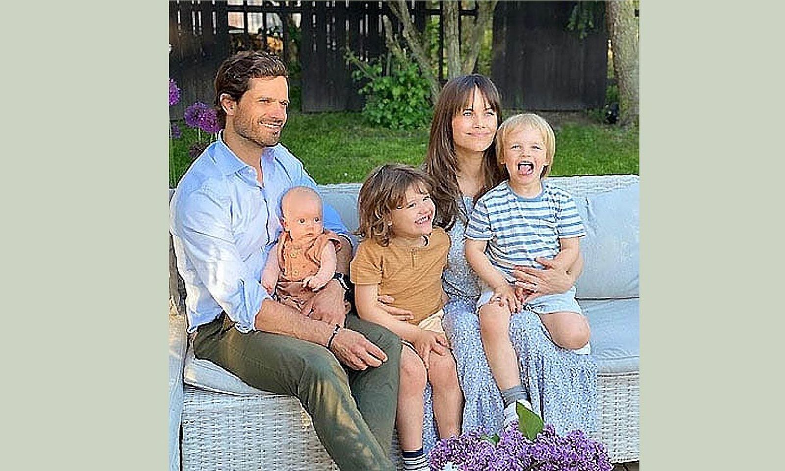 Los príncipes Carlos Felipe y Sofía con sus tres hijos: Alejandro, el mayor, Gabriel, y el pequeño Julián.