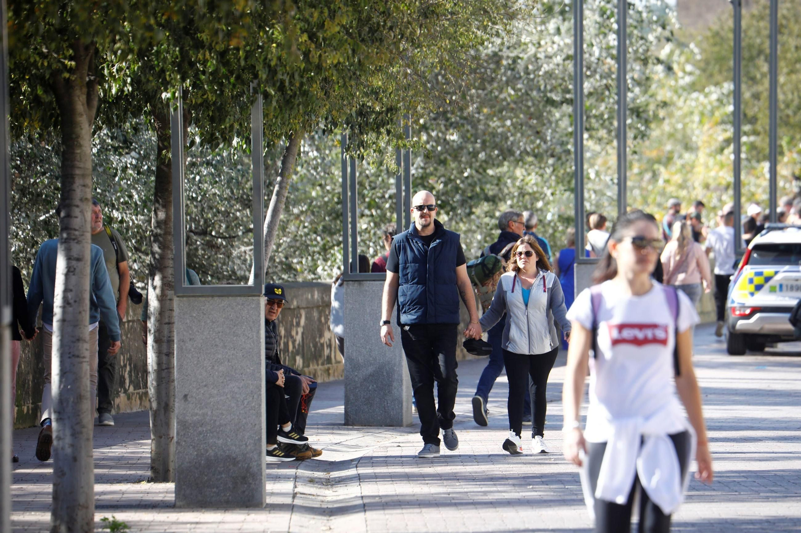 Las imágenes de Córdoba repleta de turistas en el Puente de los Santos
