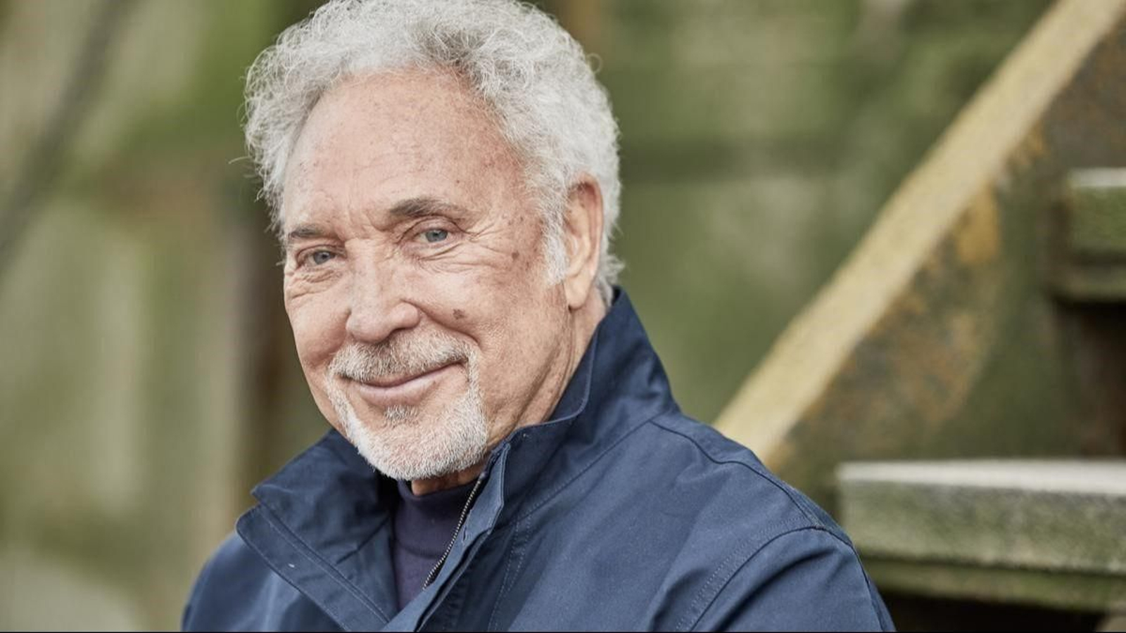 Tom Jones durante una entrevista en 2023