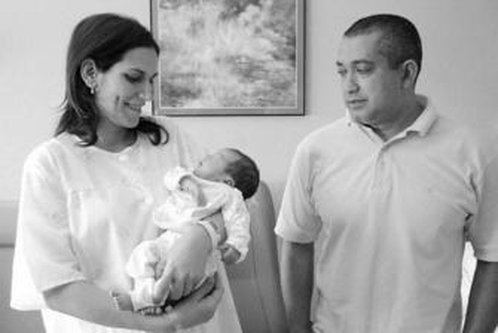 Soledad Puertas y Andrés Mariscal junto a su pequeño Javier, ayer en el Hospital de la Mujer.