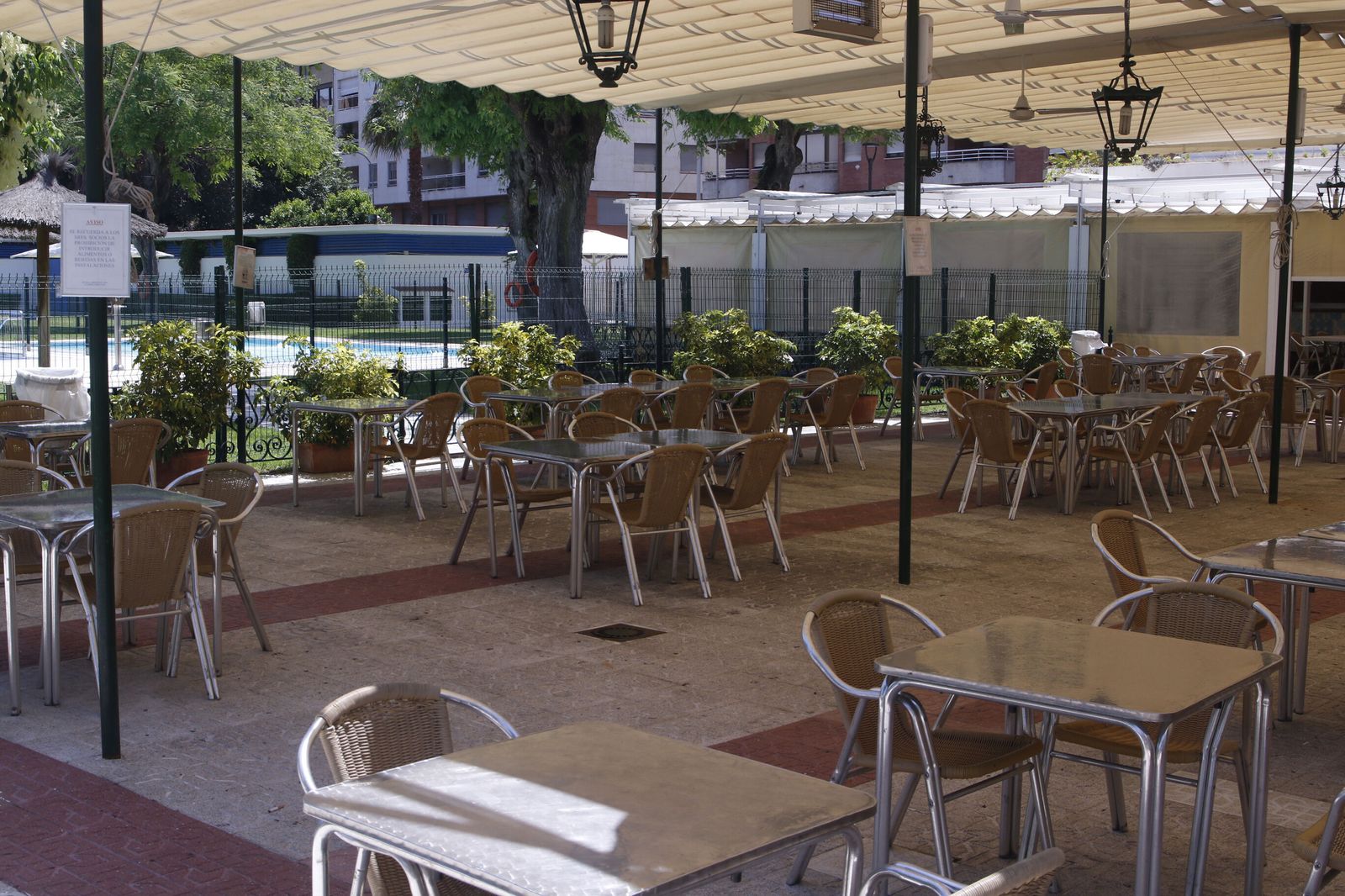 El área de restauración de la zona de la piscina del club social.