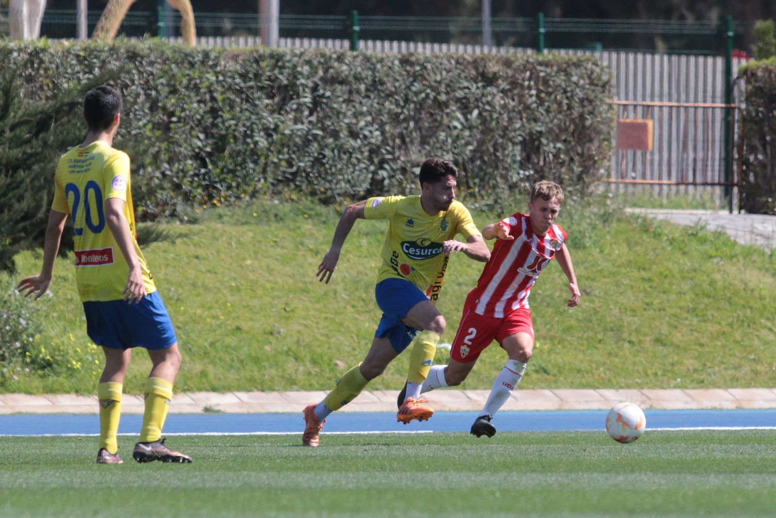 Pedro trata de robarle el balón a un rival durante un partido de esta temporada.