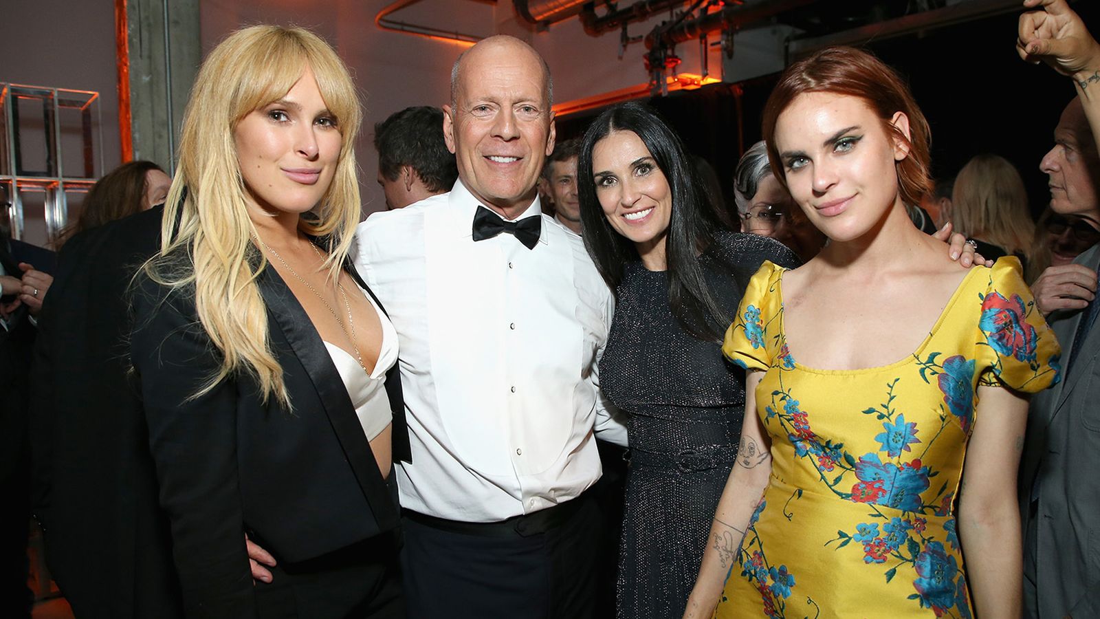 La acrtiz, en una imagen reciente, con su ex, Bruce Willis, y sus dos hijas mayores.