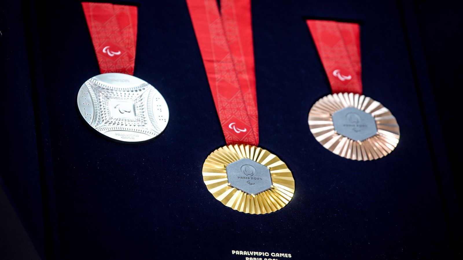 Diseño de las medallas de los Juegos Paralímpicos de París 2024