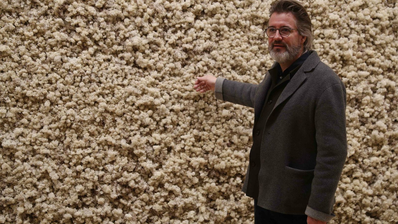 Olafur Eliasson, ante la 'Pared de liquen'.