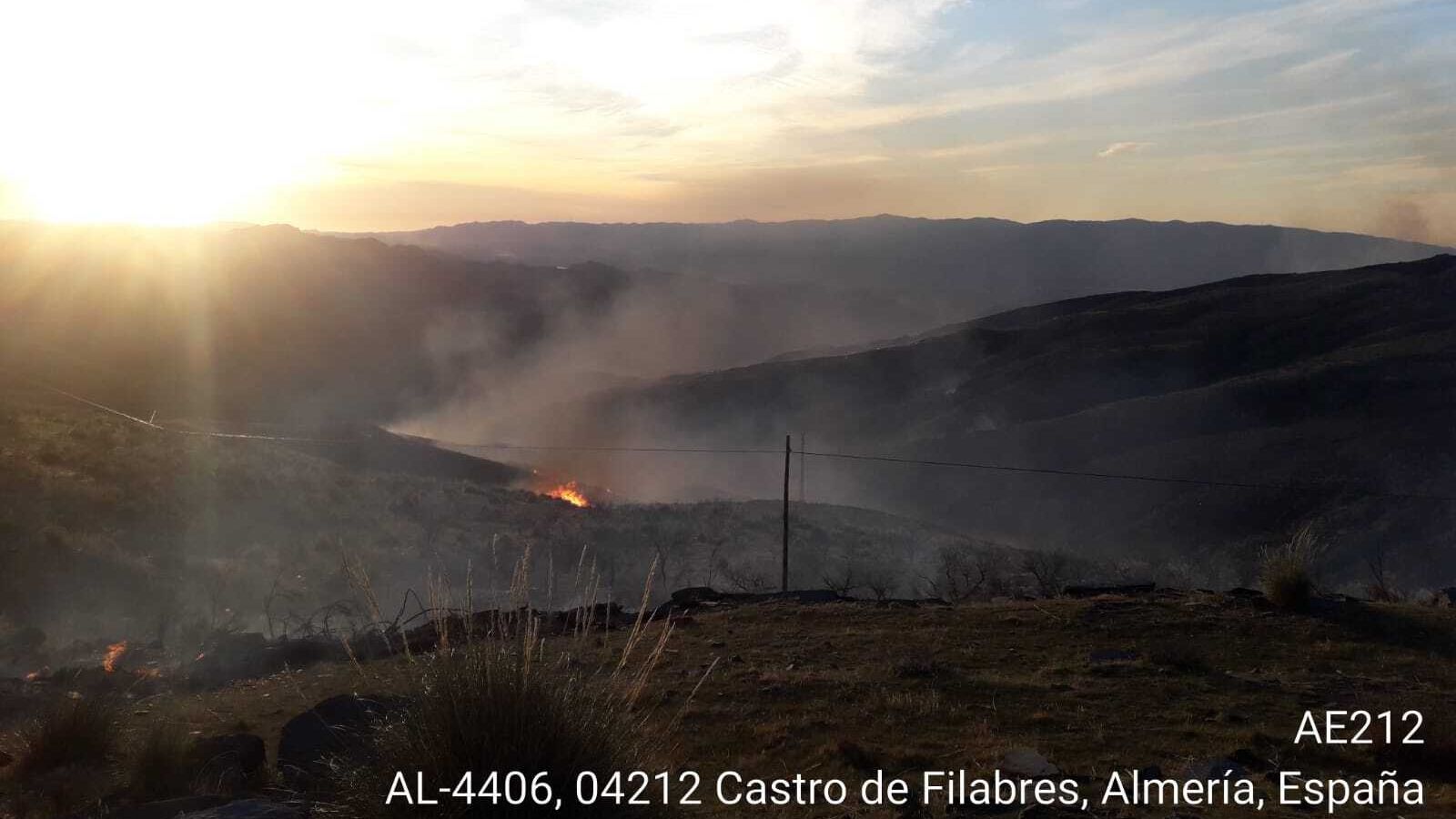 Así ha amanecido Olula de Castro. El incendio aún no ha sido controlado.