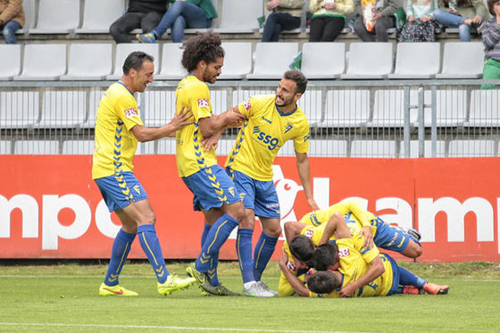 Los jugadores celebran el 0-1.

Foto: LOF