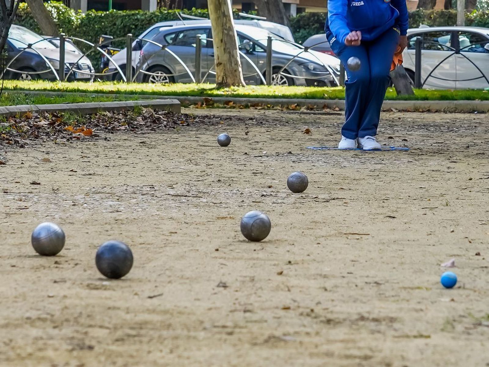 Una persona juega a la petanca.