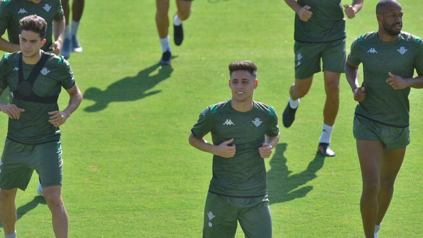 Álex Moreno, en el entrenamiento matinal de este miércoles junto a sus compañeros.