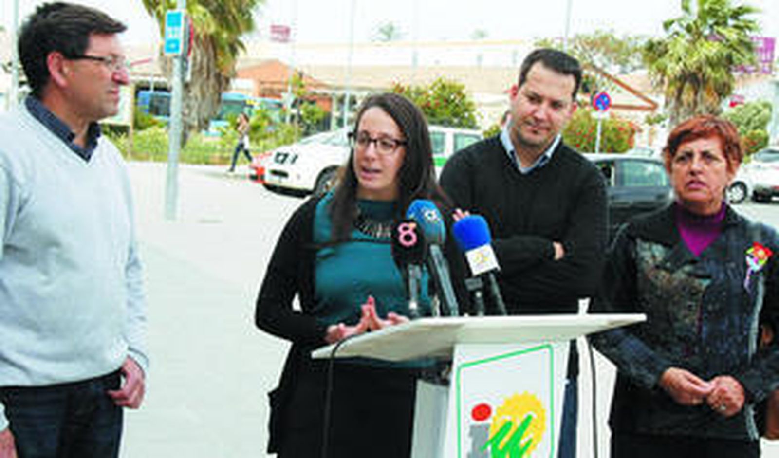 Loa concejales de la coalición Izquierda Unida, junto a la joven incorporación, María Iglesias Caballero, que fue presentada ayer como número 6.