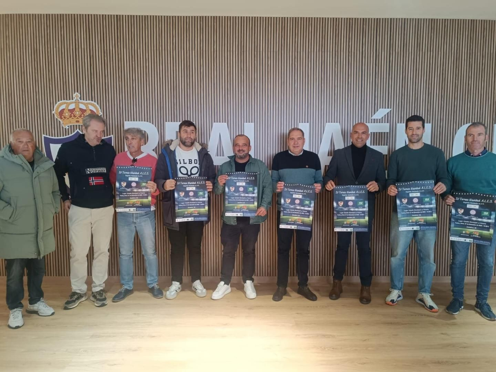 Foto de familia en el acto de presentación llevado a cabo en el Estadio de La Victoria.